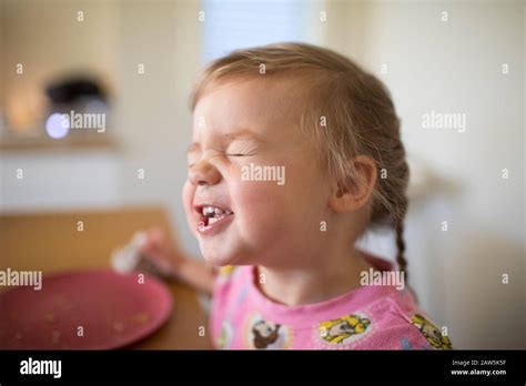 Niño Haciendo Caras Graciosas Fotografías E Imágenes De Alta Resolución