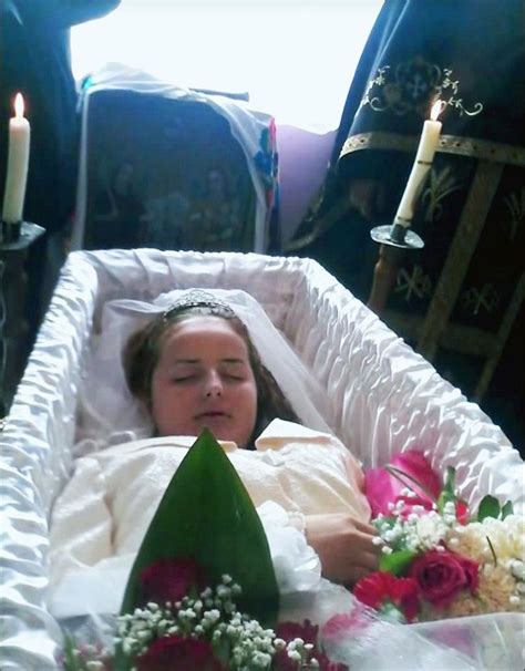 This video shows beautiful women in their funeral caskets! 141 best Coffins and Graves images on Pinterest | Casket, Jewelry box and Memento mori