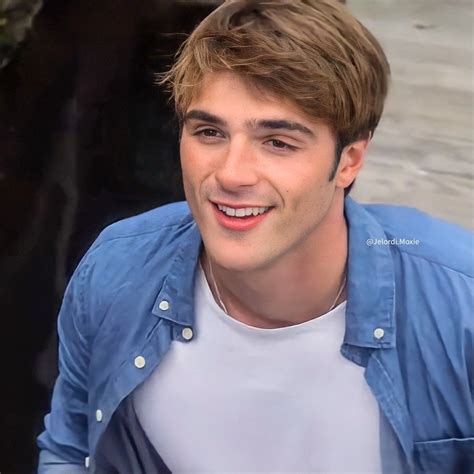 Pin By Ally Hawes On Jacob Elordi Kissing Booth Celebrities Handsome