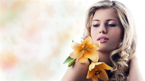 デスクトップ壁紙 面 女性 モデル ポートレート ブロンド 単純な背景 フラワーズ 長い髪 口を開ける 黄色の花 花弁 春 肌 美しさ 眼 花嫁 肖像写真