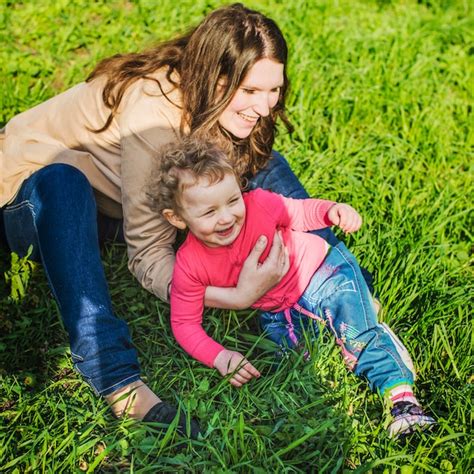 Madre Feliz Jugando Con Su Hijo En El Parque Foto Gratis