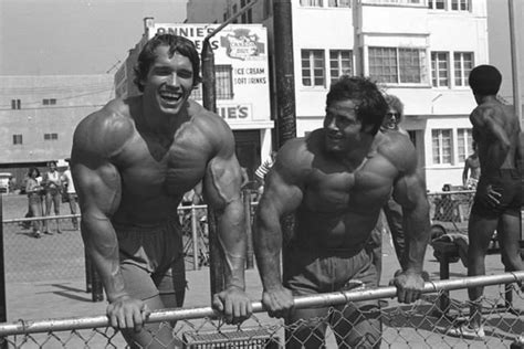 Resurfaced Image Of Arnold Schwarzenegger Looking Like A Giant Next To