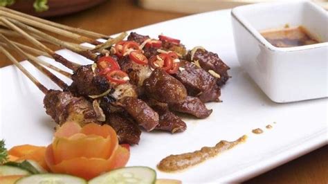 Makan daging sapi atau kambing tentu sangat nikmat, terlebih kalau rasa dan tekstur dagingnya lembut dan tidak meninggalkan bau. Resep Memasak Sate Kambing Agar Tidak Prengus, Empuk ...