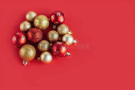 Ornamentos De Natal Vermelho E Dourado Em Fundo Vermelho Fundo Natal
