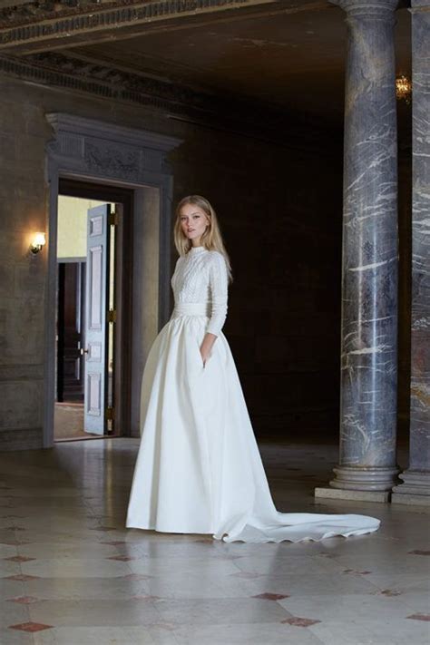 Find your perfect wedding dress today! Beauty And Comfort: 25 Bridal Looks With Sweaters ...
