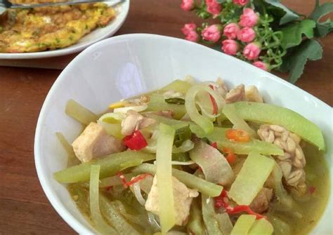 Sayur labu siam kuah santan kuning ini bisa anda buat dengan mudah di rumah sebagai menu santap bersama jika bahan dan bumbu seperti di atas telah disiapkan, langkah yang harus anda lakukan yaitu kupas labu siam. Resep Sambal Goreng Labu Siam,Udang,Tahu,Pete ,Ale Dan Cabai Hijau Pakai Santan / 41 Resep ...