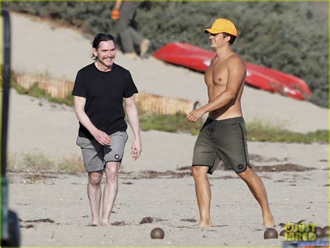 Orlando Bloom Looks Ripped While Shirtless On Malibu Beach Photo Kenny Chesney Laird
