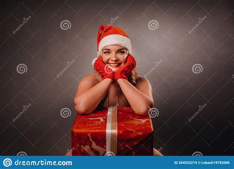 Menina Despida Em Um Natal Que Se Senta Com Um Presente Em Um Fundo
