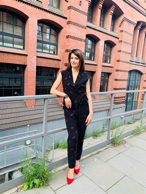 Ihr vater besaß einen kleinen kiosk, in dem sie auch später bis zum alter von 28 jahren noch regelmäßig aushalf. Pin auf SPOTTED⎥KALA Fashion