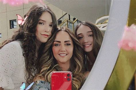 Andrea Legarreta Encanta Con Selfie Junto A Sus Hijas Mía Y Nina