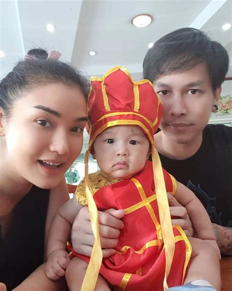 เเละล่าสุด สาวชมพู่ ก่อนบ่าย ควงสามี บอย วัชรพงศ์ ขอขมาพระแม่คงคา เนื่องในเทศกาลวันลอยกระทง โดยได้โพสต์ระบุข้อความว่า มา. อัลบั้มภาพ ชมพู่ ก่อนบ่าย แฮปปี้ สามีหอบเงิน 1 ล้านมาให้ ...
