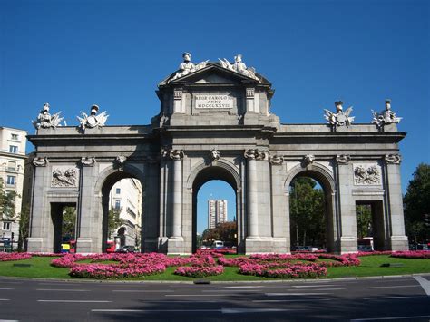 La Porte De Lalcalà Un Monument Prestigieux Et Unique à Madrid Shmadrid