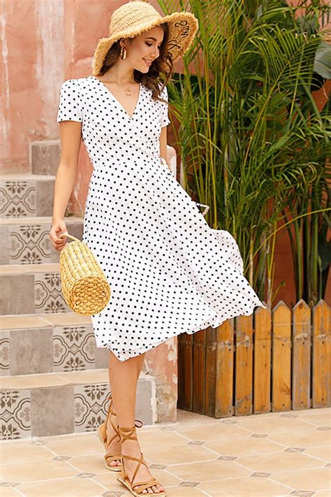 Black And White Polka Dot Dress With Short Sleeve And V Neck Deisgn
