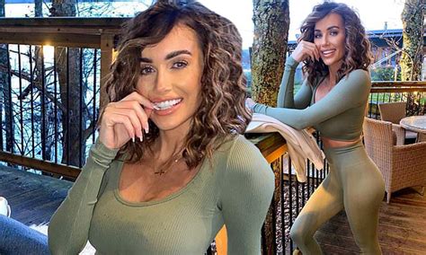 Love Islands Laura Anderson Flashes Her Taut Midriff In Leggings While