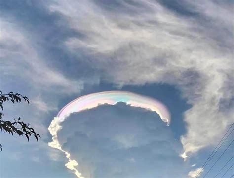 Đám Mây Nhiều Màu Sắc Liên Tục Xuất Hiện ở Việt Nam Có Phải Hiện Tượng