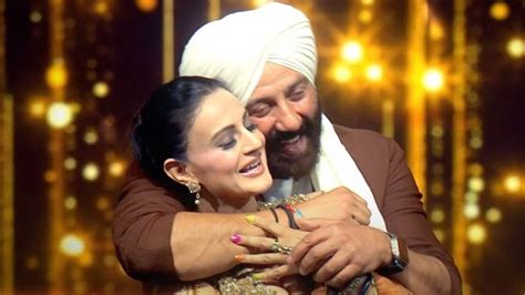 gadar 2 creates controversy after sunny deol kisses to ameesha patel in gurudwara while gadar 2