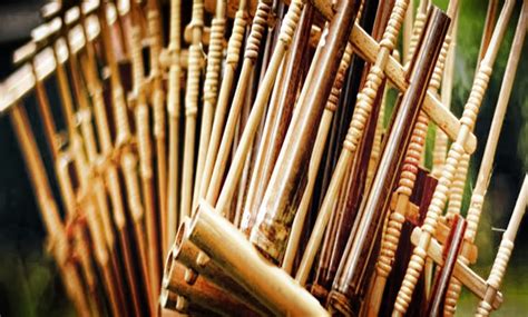 Namanya sesuai dengan nama suku mereka, yaitu kenong basemah. Alat Musik Tradisional Beserta Gambar dan Penjelasannya | Perpustakaan.id