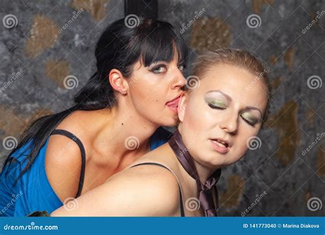Duas Meninas Lésbicas sexy Que Fazem O Amor Em Uma Cama Preta Em Seu Quarto Foto de Stock