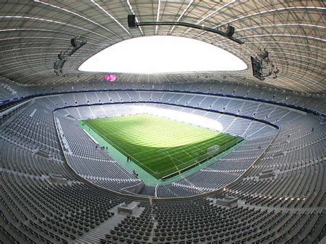 Situé au nord de munich, l'allianz arena ou fußball arena münchen, ( surnommé le. Munich Football Stadium | The stadium is shared by Bayern ...