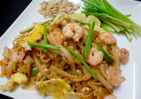 He gets help from head chef at the blue. Gordon Ramsay Pad Thai : Gordon Tries To Make Pad Thai The ...