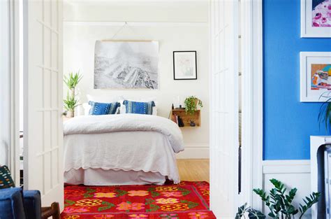 ways  arrange furniture   small bedroom  bonus tips