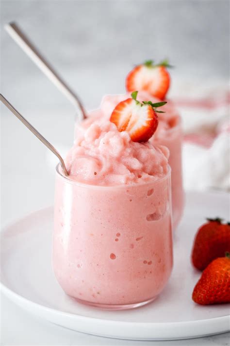 5 Minute Strawberry Cheesecake Frozen Yogurt Frozen Yogurt Recipes Frozen Yogurt Yogurt Recipes
