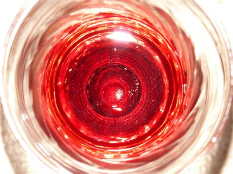 무료 이미지 액체 포도주 꽃잎 유리 식품 빨간 생기게 하다 색깔 음주 담홍색 조명 말뿐인 와인 잔