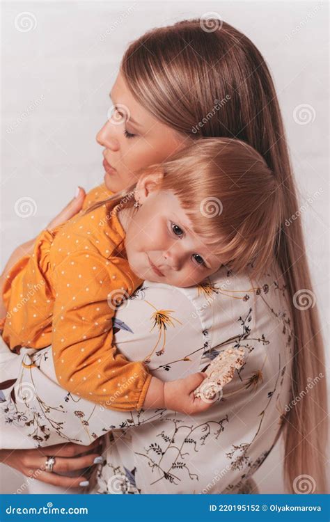 Jeune Belle Maman Doucement Embrasse Sa Petite Fille Vertical Photo