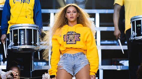 Die Bühnen Looks Von Beyoncés Legendärem Coachella Auftritt Gibt Es