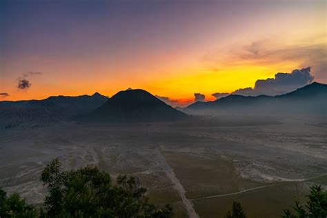 Paisaje De Montaña Al Atardecer Foto Gratis