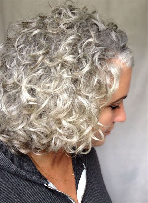 Wavy hair can look very chic with the right hairstyle. Silver/gray curls. … (With images) | Long gray hair, Grey ...