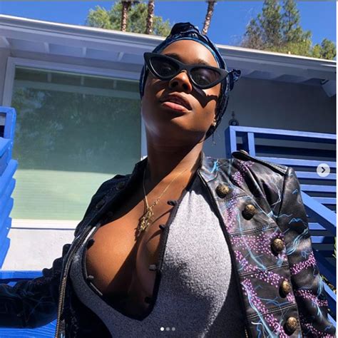 Rapper Azealia Banks Shows Off Her Sexy Cleavage In New Hot Photos