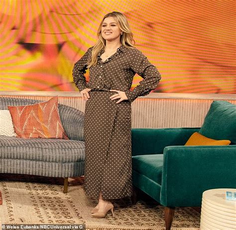 Kelly Clarkson 41 Flashes Her Bare Legs In Silky Dress With A Slit Up The Front After Dramatic