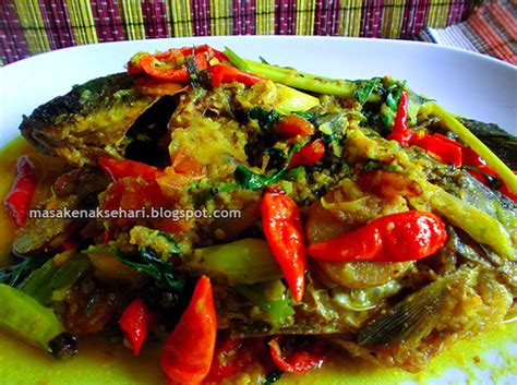 Bagi kalian yang sedang mencari ide memasak ikan, bisa mencoba resep lempah kuning ikan kembung khas bangka belitung yang lezat. Resep Ikan Mas Goreng Bumbu Kuning - RESEP MASAKAN