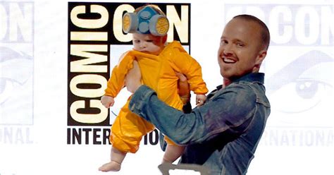 Breaking Bad Aaron Paul Levou A Filha Vestida De Pinkman Em Painel Da