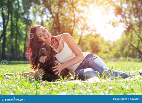 Jeune Femme Attrayante Embrasse Son Chien Dans Le Parc Photo Stock Image Du Vert Gens 265750522