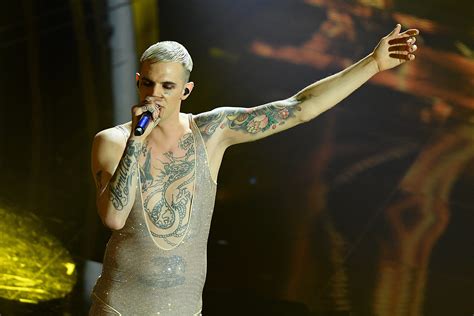 Compare sulla quarta card condivisa da achille lauro sul suo. Achille Lauro si spoglia dalle convenzioni a Sanremo, lo ...
