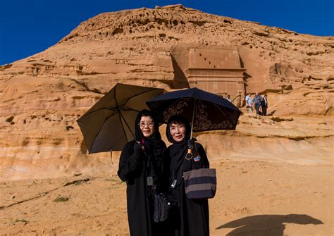 Neighboring countries include jordan to the northwest, iraq and kuwait to the northeast. Saudi Arabia to Allow Tourists From 49 Countries, Let ...