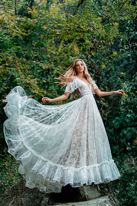 Move over, heavy layers of ruffle, tulle, and organza—we're loving ethereal wedding dresses right now. Fairy Collection Wedding Dresses 2019 | Complice Stalo ...
