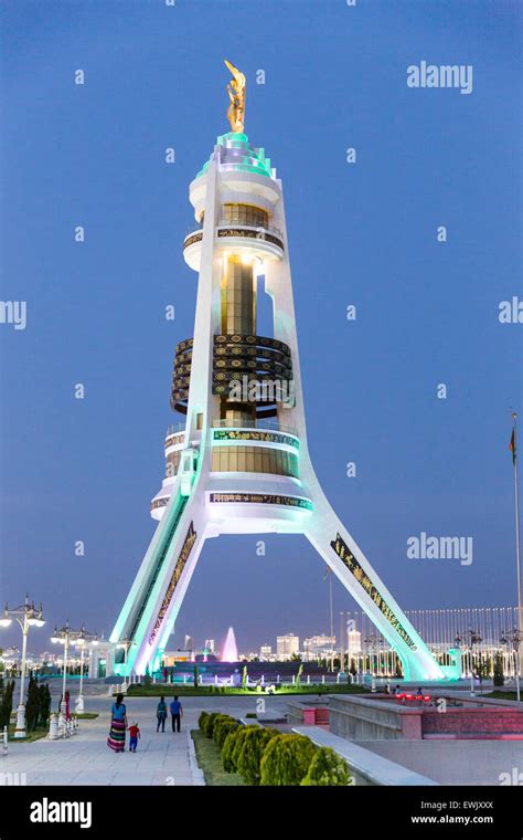 Arco De Neutralidad En Ashgabat Turkmenist N Iluminada Por La Noche