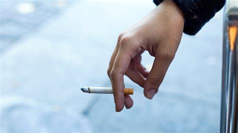 मुंह से सिगरेट पीने की बदबू कैसे दूर करें How To Get Rid Smoke Smell In Hindi Onlymyhealth
