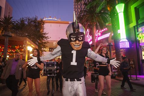 Raiders Fans Gather To Watch Mnf On Las Vegas Strip Las Vegas Review