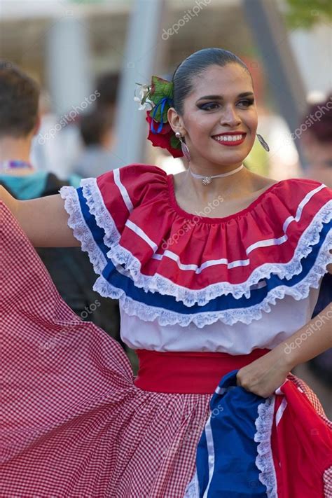 Mujer Joven De Costa Rica En Traje Tradicional 2023