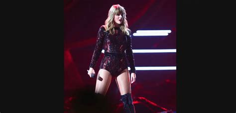 Taylor Swift Delivers Stunning I Did Something Bad Live Performance To Kick Of Amas 2018