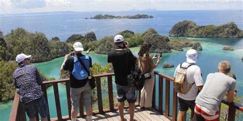 We did not find results for: Menakar Hasil Devisa Pariwisata, Berapa yang Dinikmati ...