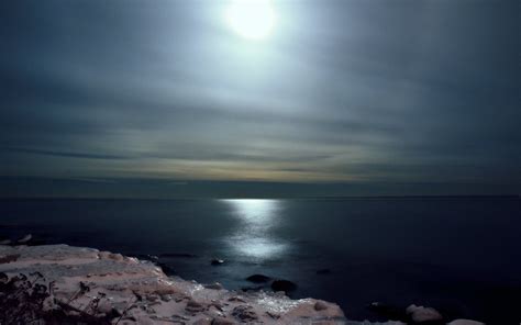 Full Moon Over Lake Superior Long Exposure Of A Winter Lak Flickr