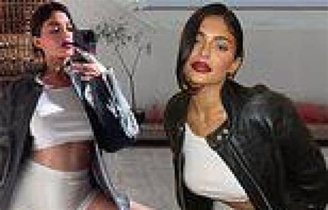 Monday October Pm Kylie Jenner Flaunts Taut Tummy In