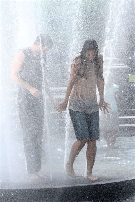 katie holmes gets soaking wet filming mania days in nyc 14 gotceleb