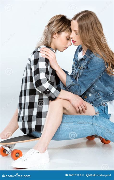 Pares Lésbicas Bonitos Que Sentam Se E Que Abraçam No Skate Imagem De Stock Imagem De Amantes