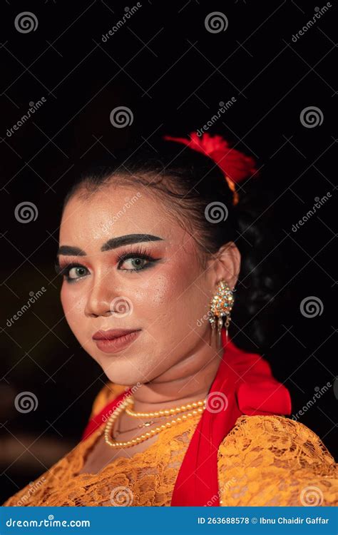 Sharp Eyes From Indonesian Women With Makeup While Wearing An Orange